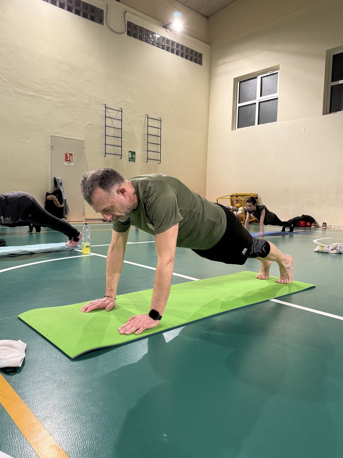 Plank sul tappetino verde in palestra, GDM Malnate