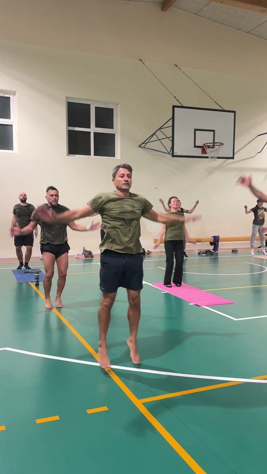 Braccia aperte a piedi nudi in palestra, GDM Malnate