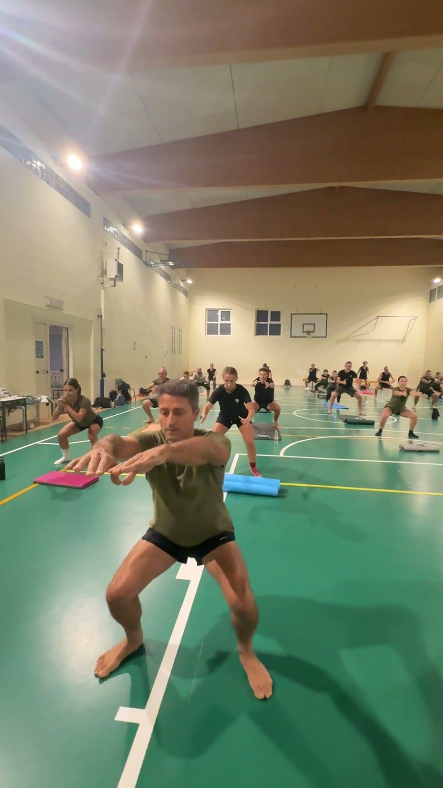 Squat a braccia tese in palestra, GDM Malnate
