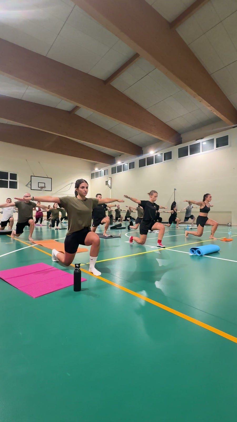 Affondo a braccia aperte, il gruppo in palestra, GDM Malnate