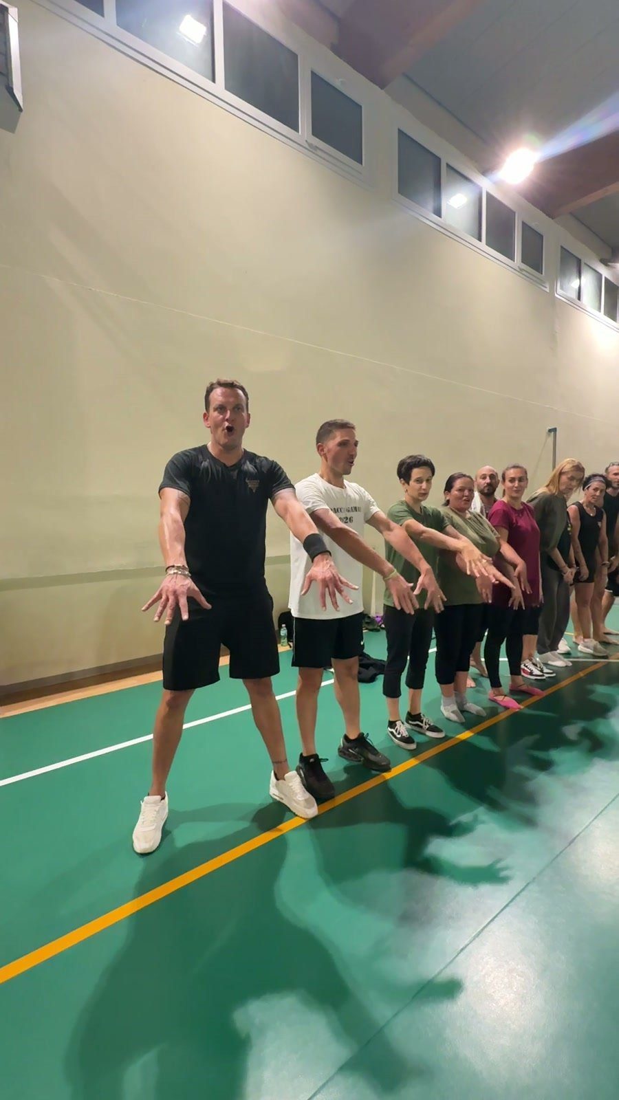 Il gruppo in fila in palestra, GDM Malnate