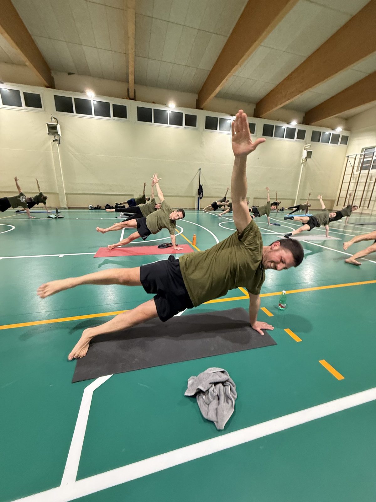 Plank laterale a braccio alto, palestra di Malnate